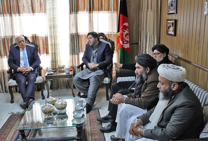Переговоры между спецпредставителем государственного департамента США по Афганистану Залмаем Халилзадом и посланниками радикального афганского движения «Талибан»