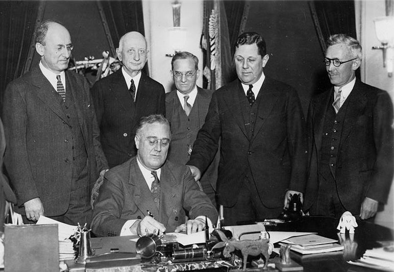 Президент Рузвельт подписывает «Новый курс».
