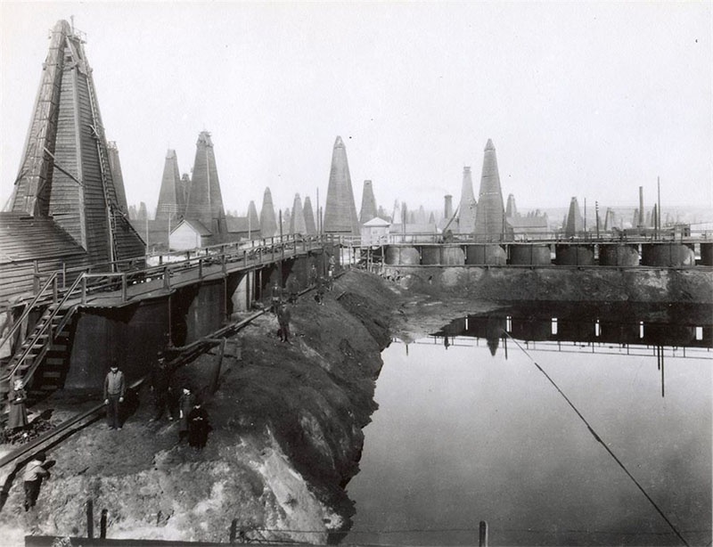 Нефтяные вышки в Баку в начале 20-го века.