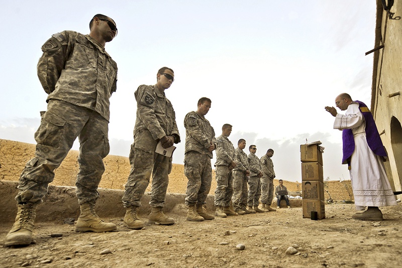 Американский военный капеллан проводит службу в Афганистане.