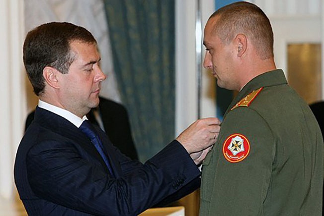 Президент Дмитрий Медведев вручает Звезду Героя России Юрию Яковлеву.