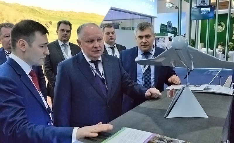 Генеральный директор АО« Рособоронэкспорт» Александр Михеев (в центре) осматривает модель беспилотника-камикадзе KYB.