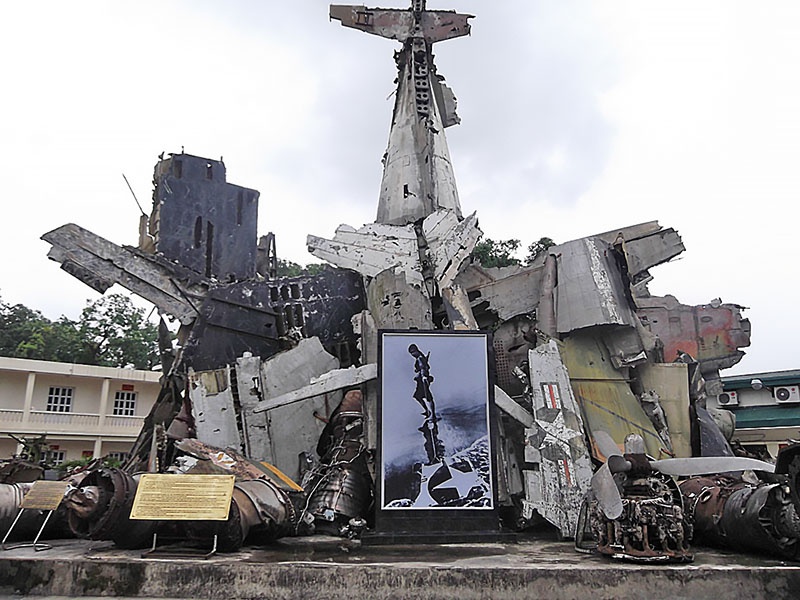 Мемориал в Ханое из сбитых американских бомбардировщиков.