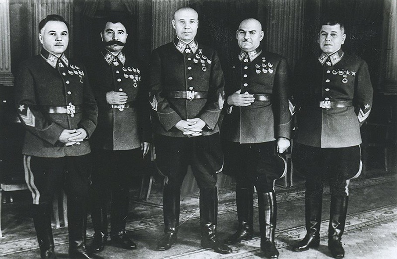 Руководство Красной Армии, которое так и не проявило себя во время войны. Маршал Кулик второй справа.