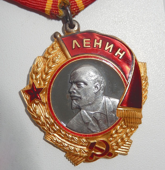 В марте 1976 года Африке был вручен орден Ленина.