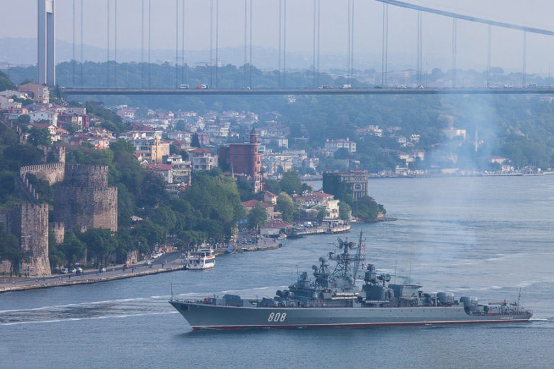 Проход корабля ВМФ России через Босфор.