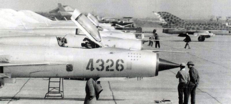 МиГ-21 вьетнамских ВВС: на носу переднего звездочки по количеству сбитых американских самолетов.