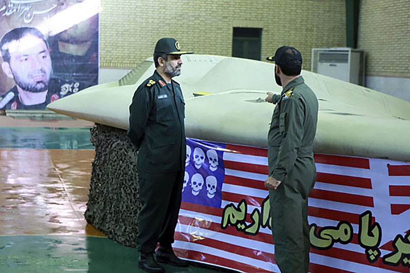 Иранские военные у перехваченного американского дрона.