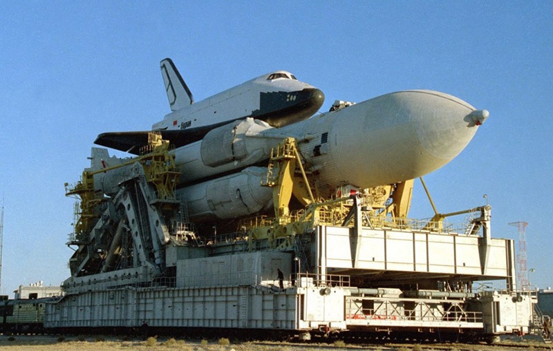 Космический челнок «Буран» на подъездных путях к стартовой площадке на космодроме Байконур.