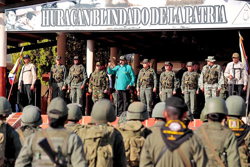 Армия и силы безопасности на стороне президента Мадуро.