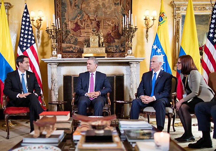 Хуан Гуайдо в Боготе рассказывает вице-президенту Майку Пенсу и президенту Колумбии Ивану Дуке (в центре) как победить Мадуро  .