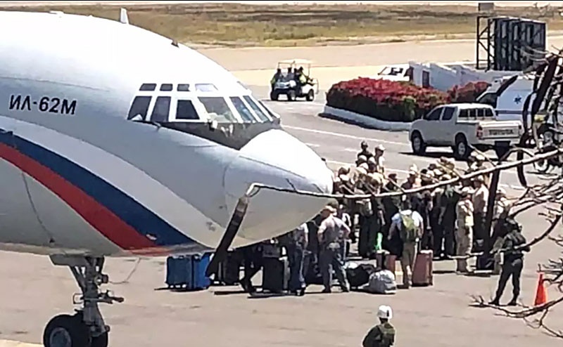 В Каракас прибыли два российских самолета со 100 военными.