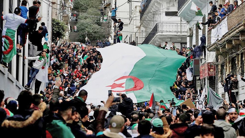 Массовые протесты в Алжире против выдвижения кандидатуры Бутефлики на пятый срок.