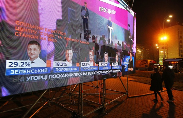 Во втором туре примут участие Петр Порошенко и Владимир Зеленский.