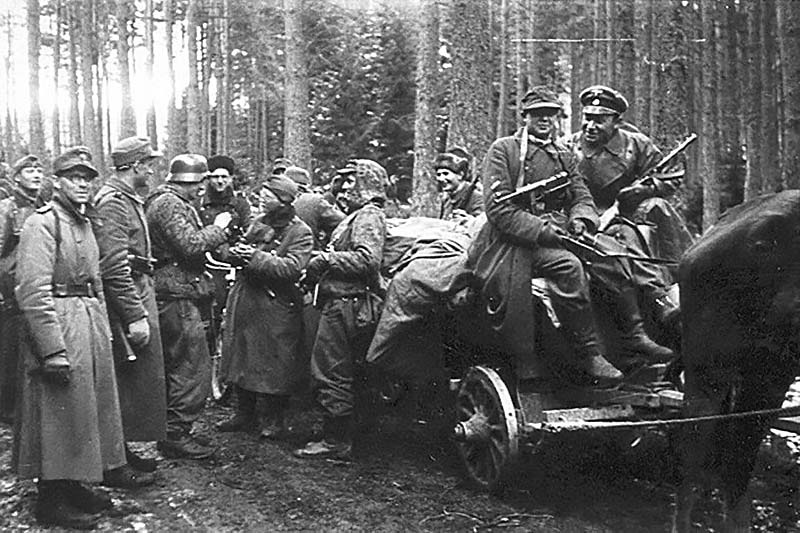 Солдаты 1-го полка латышского добровольческого легиона СС, принимавшие участие в карательных операциях.