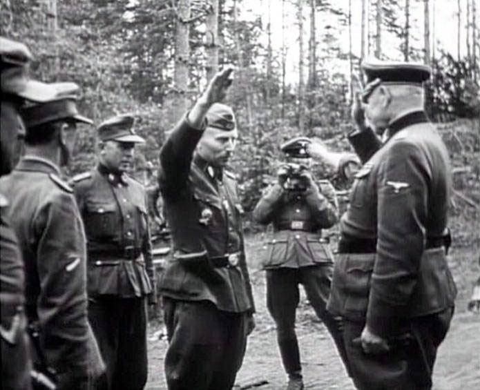 Группенфюрер СС Бангерскис принимает приветствие от офицеров легиона.