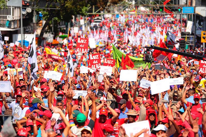На центральные улицы и площади Каракаса вышли тысячи сторонников Мадуро.