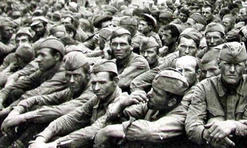 Советские солдаты в плену.