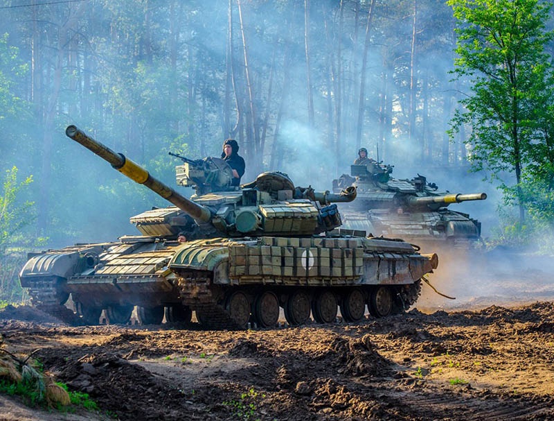 Украинские Т-62 и Т-72 угрожают со стороны Мариуполя.