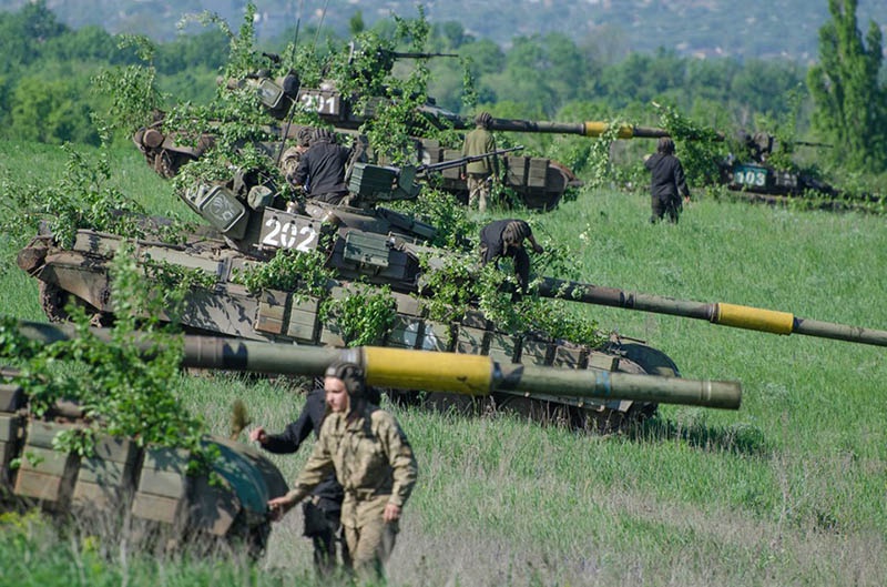 В наступление на Донбасс может быть брошено более 1.000 бронированных машин.