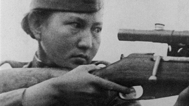 Отвага и меткость: как Алия Молдагулова воодушевляла советских девушек-снайперов Отвага и меткость: как Алия Молдагулова воодушевляла советских девушек-снайперов