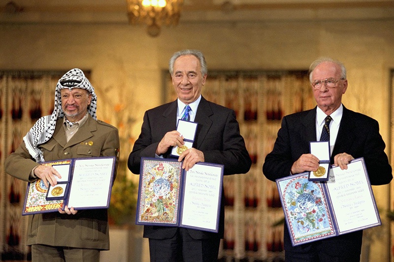 Нобелевскую премию мира 1994 года получили лидер ООП Ясир Арафат и израильтяне Ицхак Рабин и Шимон Перес.