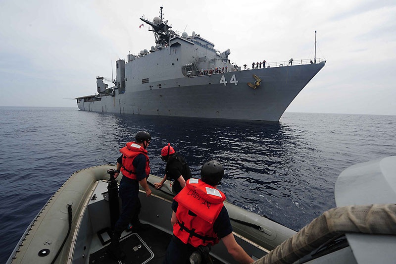 Американский десантный корабль-док USS Gunston Hall.