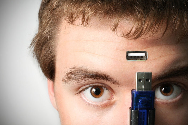 Вживление в мозг чипа, способного служить подобием USB-порта для получения информации от машины.