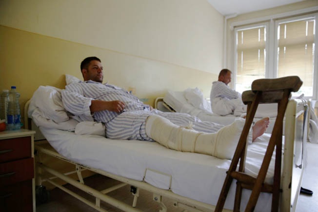 Раненые сербы-демонстранты в больнице города Косовска-Митровица.