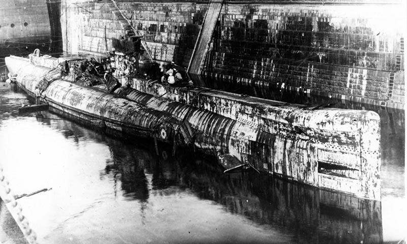 Английская субмарина L-55 в кронштадтском доке после подъёма.