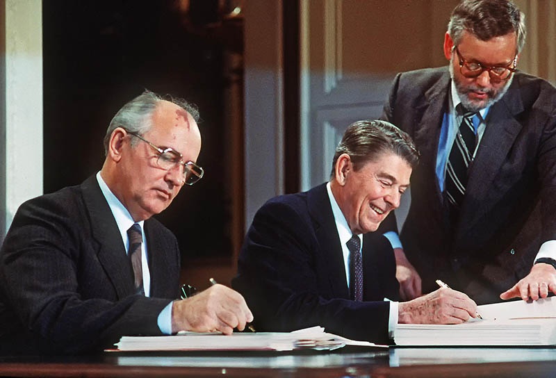 Генеральный секретарь ЦК КПСС М. С. Горбачёв и президент США Р. Рейган подписывают Договор в Белом доме, 1987 год. Они сделали это!