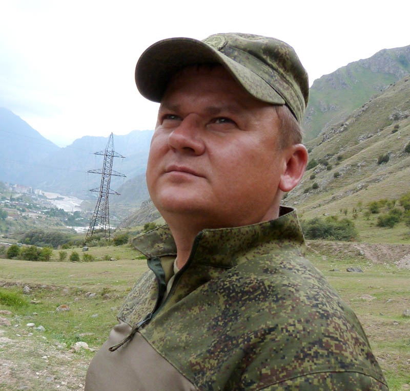 С первых дней «военную кафедру Эльбруса», как терскольский центр иногда называют в войсках, возглавляет подполковник Андрей Минжиров.