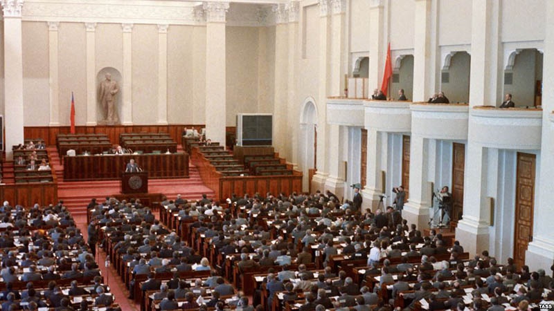 Сначала делегаты первого съезда народных депутатов РСФСР на американский манер  нарекли 12 июня Днем независимости. 