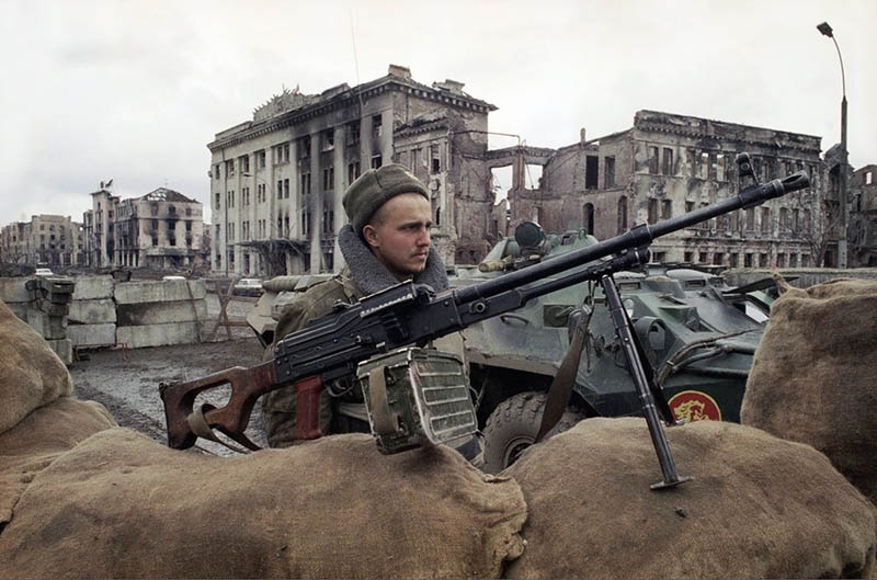 Провозглашенный Ельциным «парад суверенитетов» вылился в войну в Чечне.