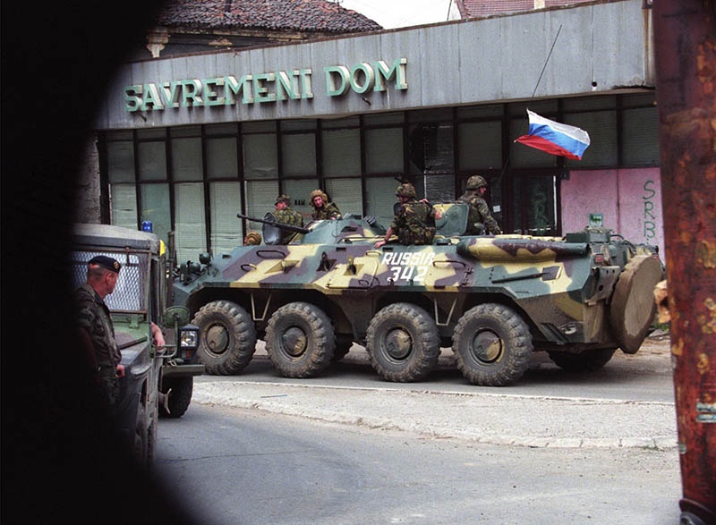 Российские десантники на улицах Приштины.