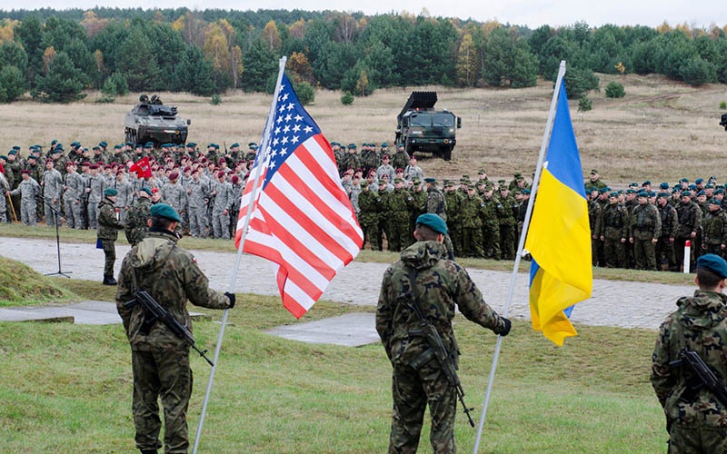 Американские военные практически постоянно находятся на Украине.