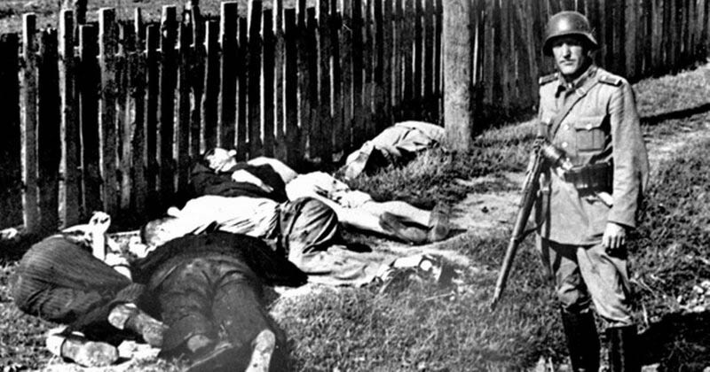 История повторяется? «Знамя Гитлера», выроненное бесноватым в апреле 1945 года и знаменующее собой «Поход на Восток», опять в «надёжных руках».