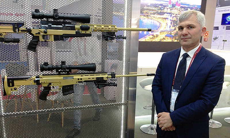Советник министра оборонной промышленности Азербайджанской Республики Азад Мамедов и снайперская винтовка «Хищник».
