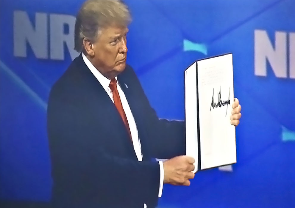 Дональд Трамп объявил о выходе США из Международного договора о торговле оружием и подписал соответствующий документ.