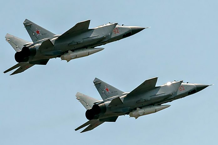 Истребители-перехватчики МиГ-31К оснащенные гиперзвуковым ракетным комплексом Х-47М2 «Кинжал».