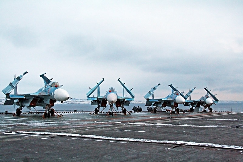 Самолеты палубной авиации Су-33.