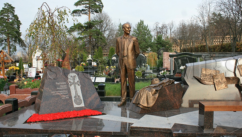 Памятник Геворку Вартаняну  на Троекуровском кладбище.