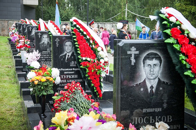 Аллея спецназа на Николо-Архангельском кладбище в Москве.