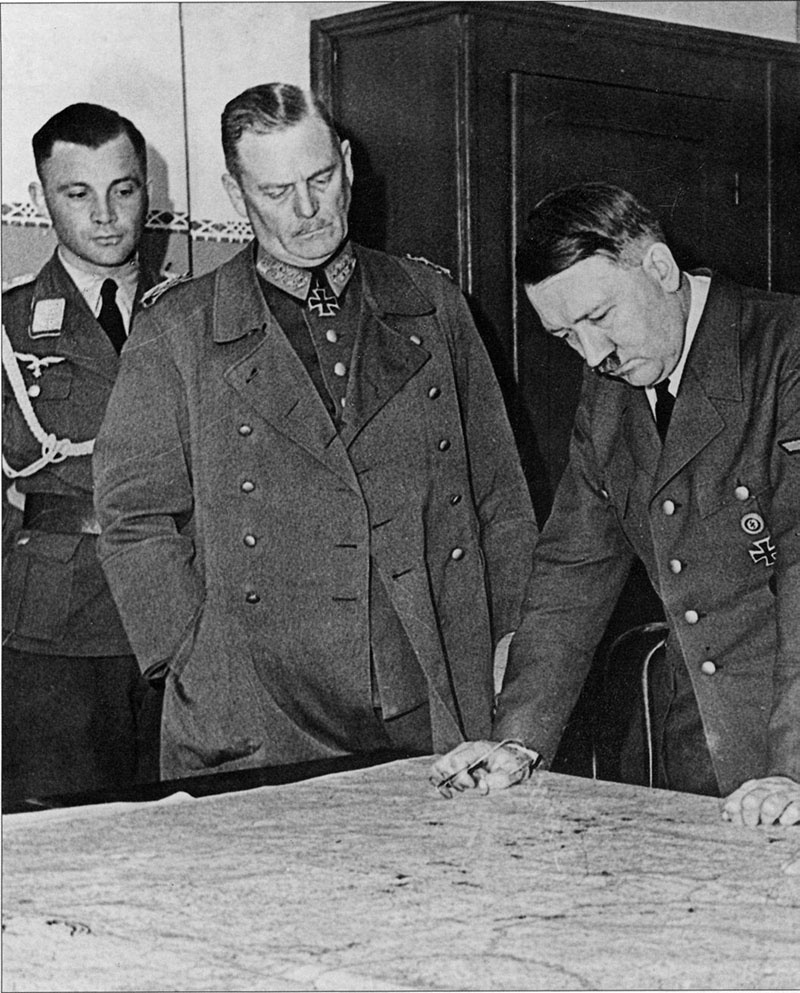 Адольф Гитлер с генералами изучает карту при подготовке плана «Барбаросса».