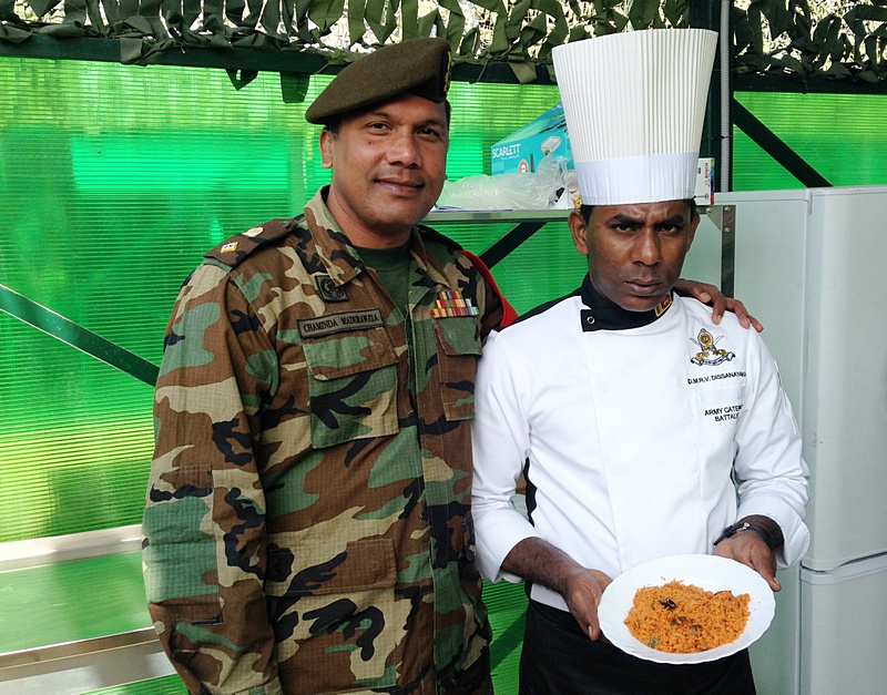 Армейские кашевары из Шри-Ланки. Как и все коллеги в день открытия игр они провели презентацию блюд национальной кухни.