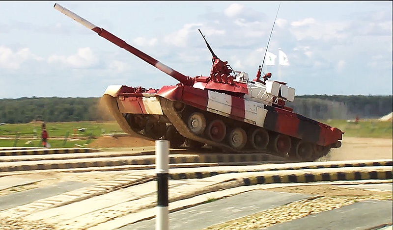 Многочисленные косогоры, змейки и колейные мосты - Т-80У-Е1 пролетали на бешенной скорости.