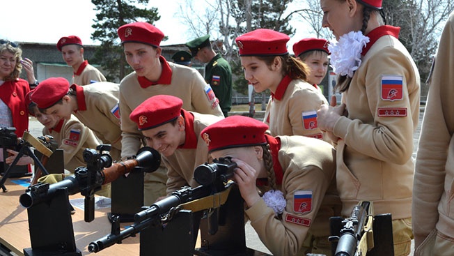 Помимо «Юнармии» в России действуют ещё и детско-юношеские военно-патриотические клубы, в том числе при поддержке Министерства обороны.