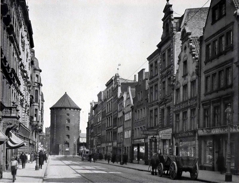 Данциг был отторгнут от Германии и получил статус вольного города.