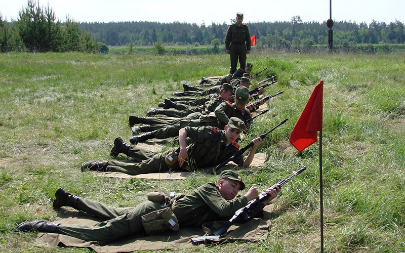 Занятие по огневой подготовке в полевой лагерь училища.