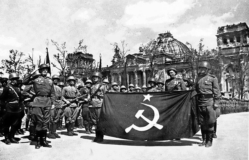 Берлин взяли советские войска. Это факт.